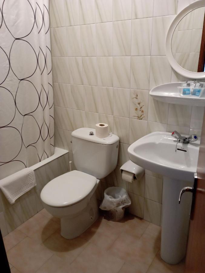 Room In Lodge - Double And Single Room - Pension Oria 1 Luarca Exteriér fotografie