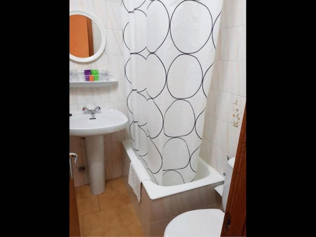 Room In Lodge - Double And Single Room - Pension Oria 1 Luarca Exteriér fotografie
